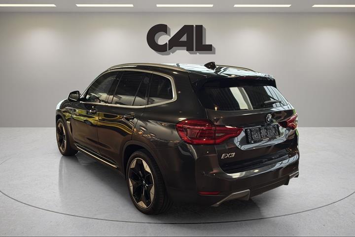 Grå BMW iX3 fra 2021