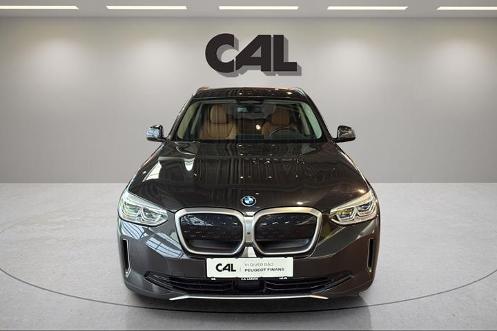 Grå BMW iX3 fra 2021