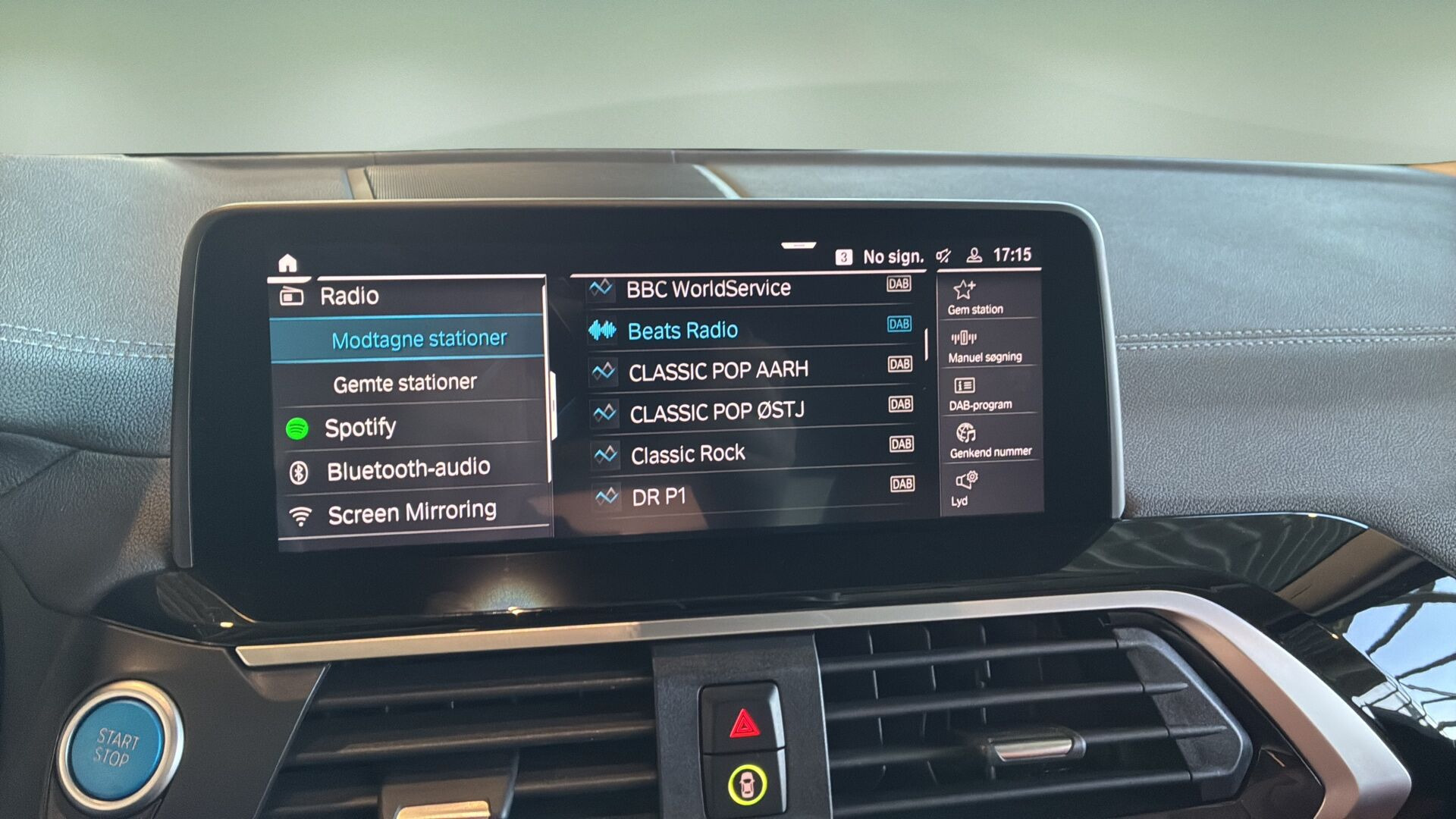 Grå BMW iX3 fra 2021
