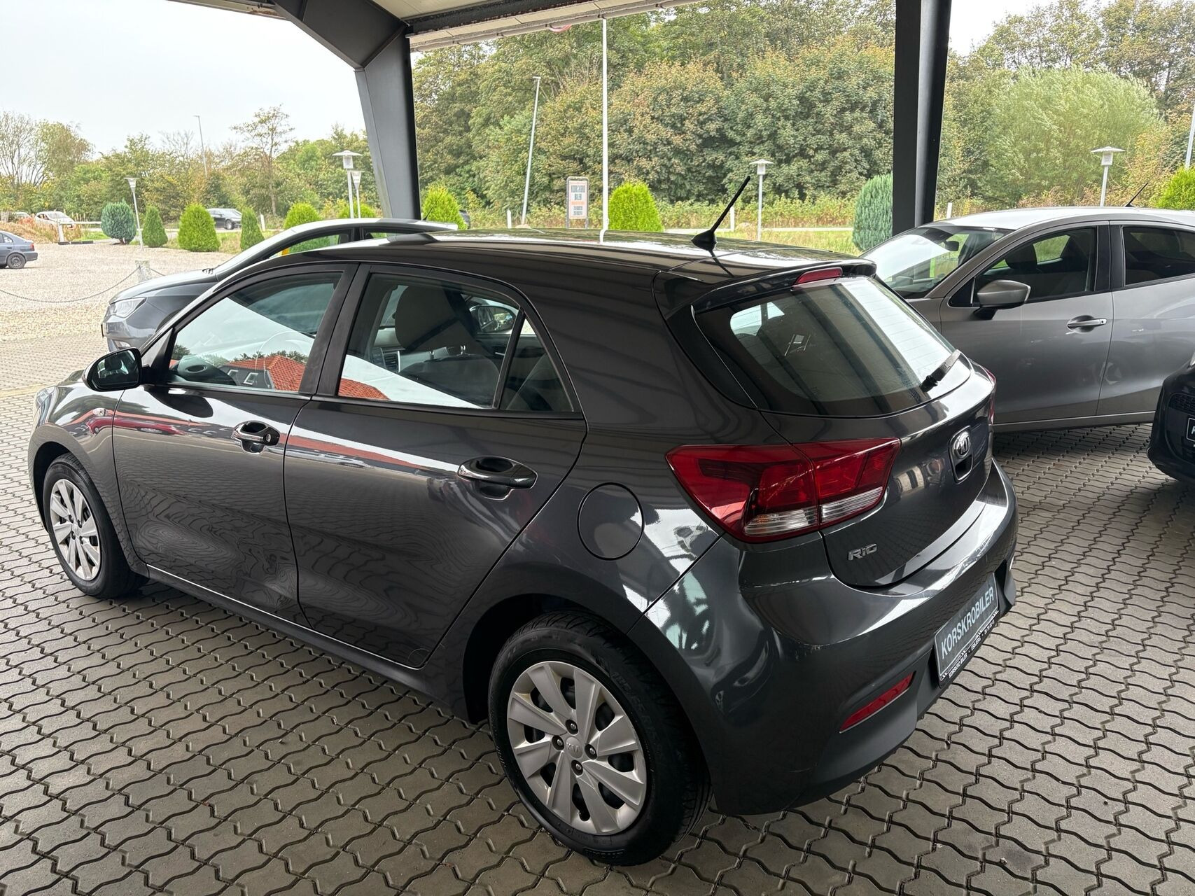 Grå Kia Rio fra 2017