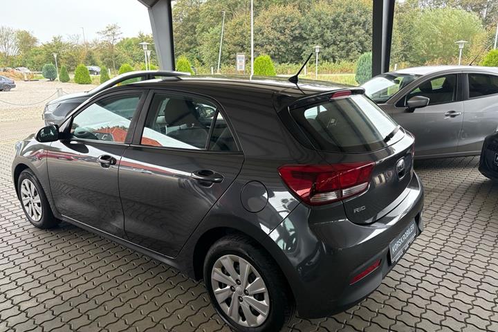 Grå Kia Rio fra 2017