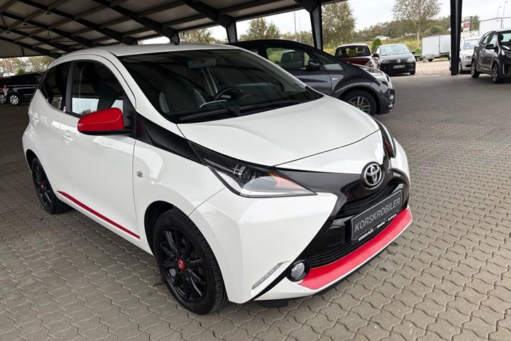 Rød Toyota Aygo fra 2016 set udefra