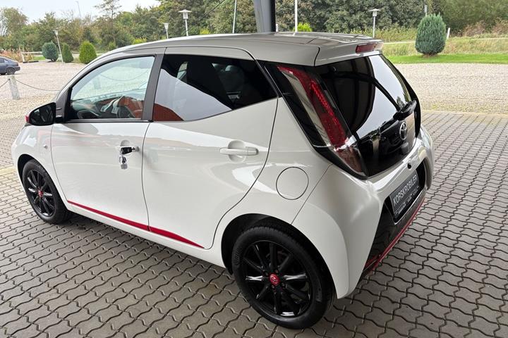 Rød Toyota Aygo fra 2016