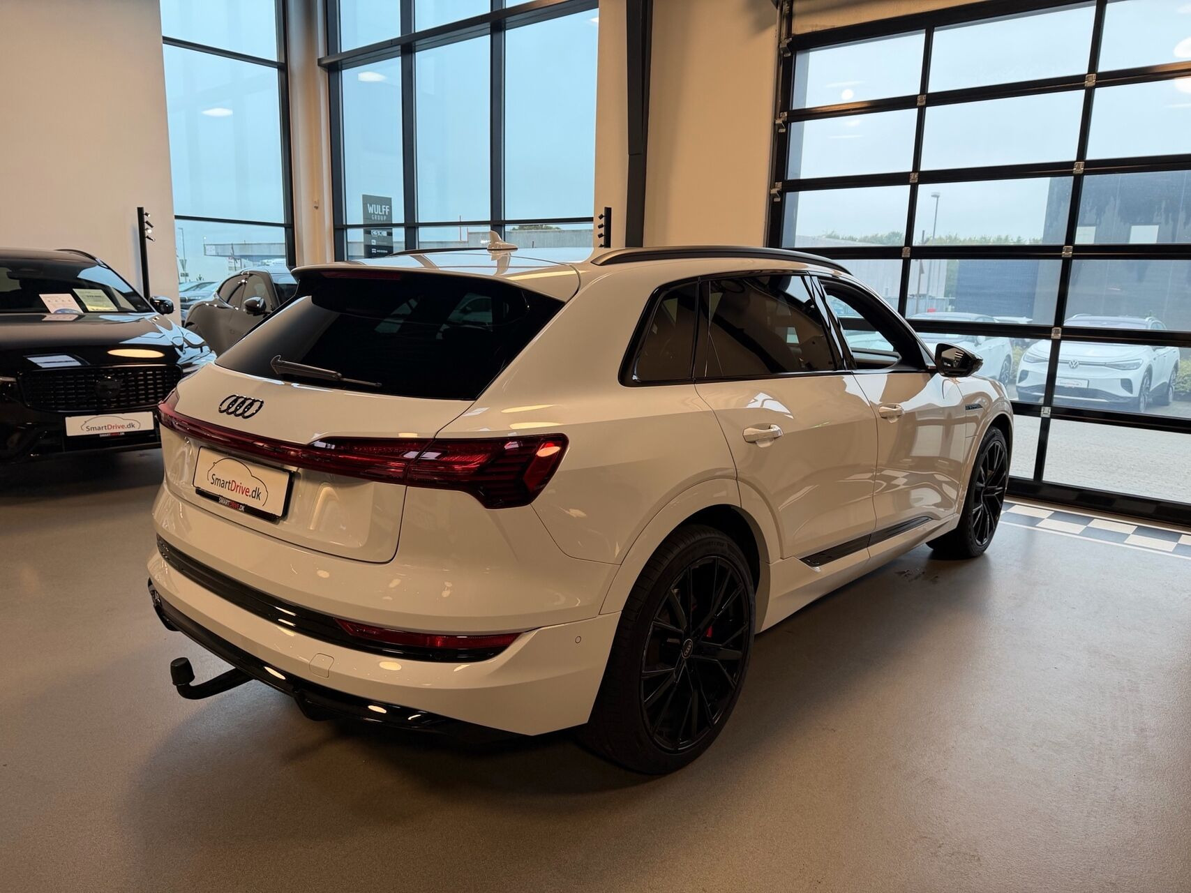 Hvid Audi e-tron fra 2021