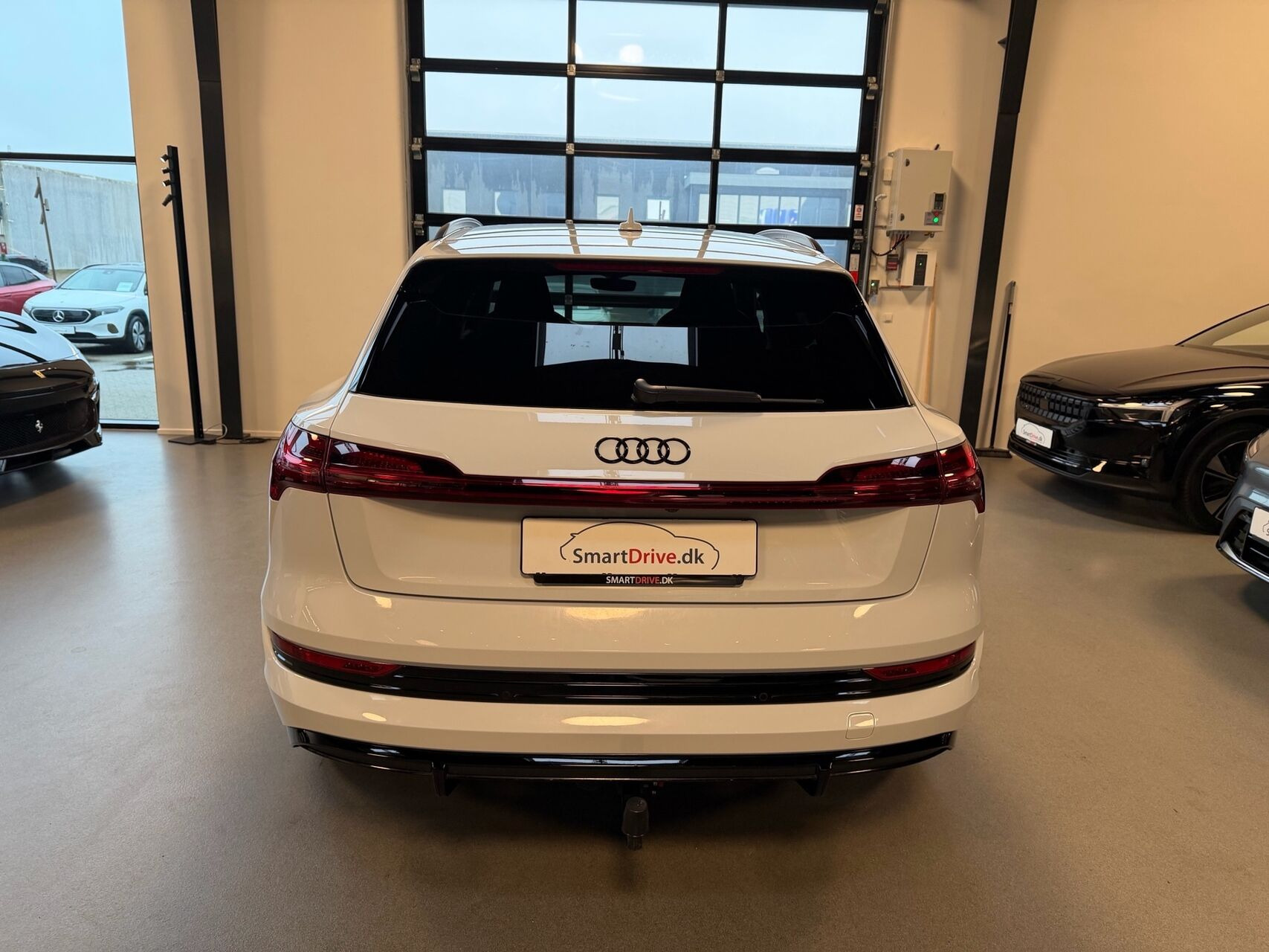 Hvid Audi e-tron fra 2021