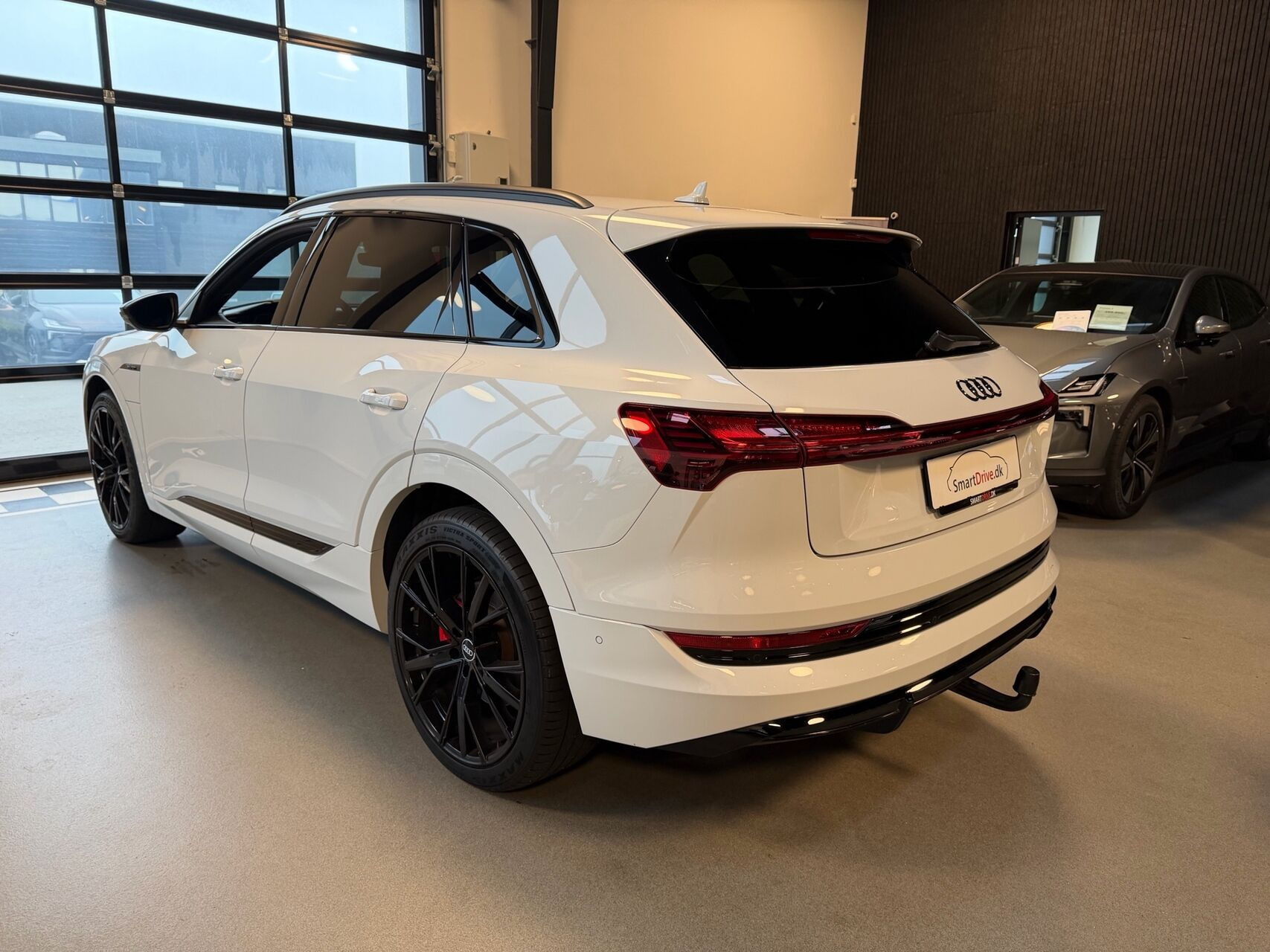Hvid Audi e-tron fra 2021