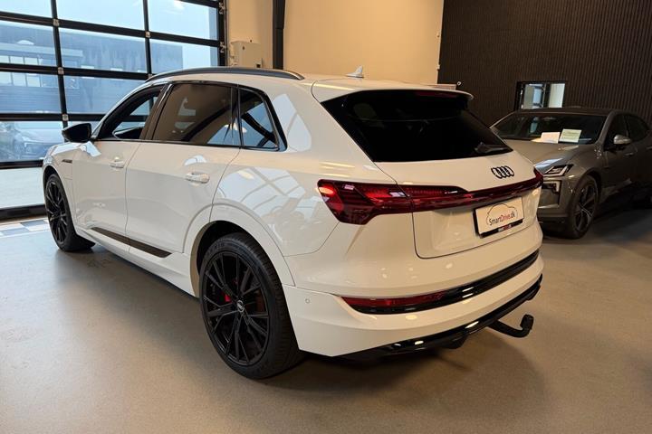 Hvid Audi e-tron fra 2021