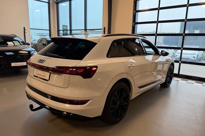 Hvid Audi e-tron fra 2021