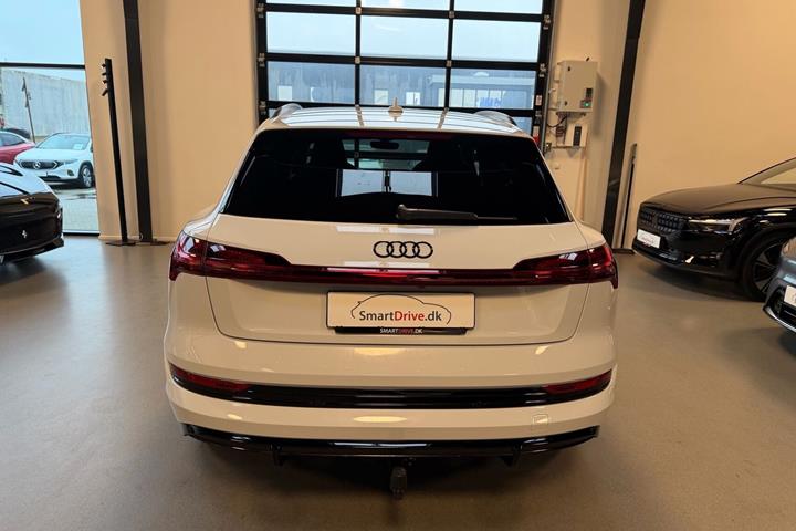 Hvid Audi e-tron fra 2021