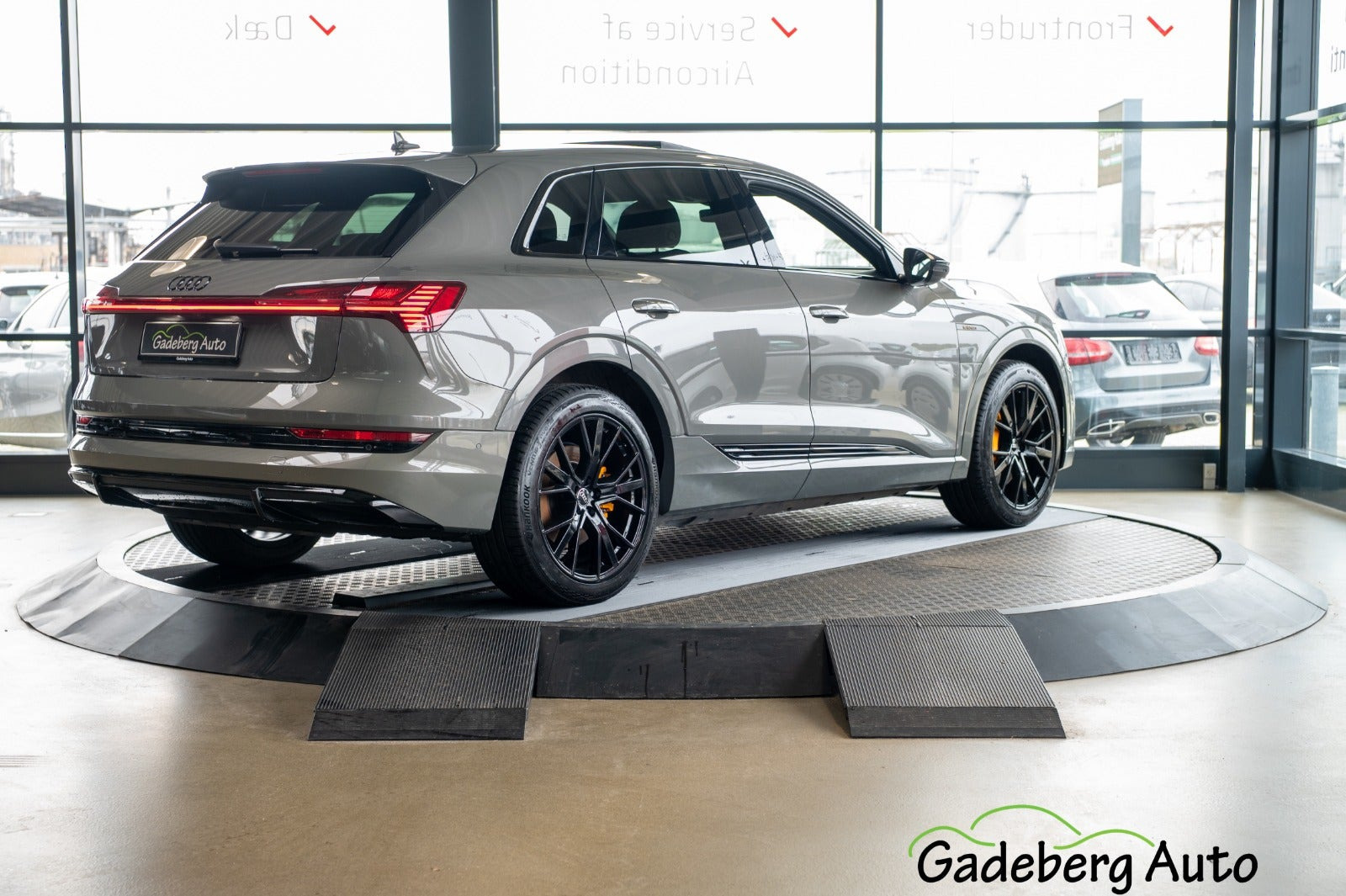 Grå Audi e-tron fra 2022
