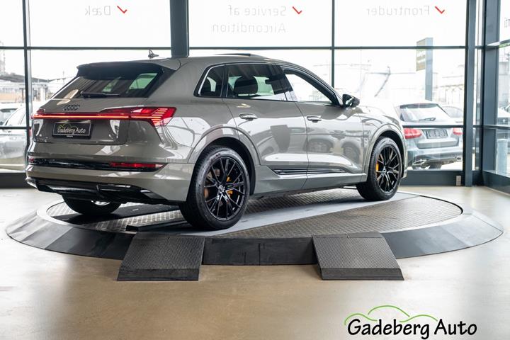 Grå Audi e-tron fra 2022
