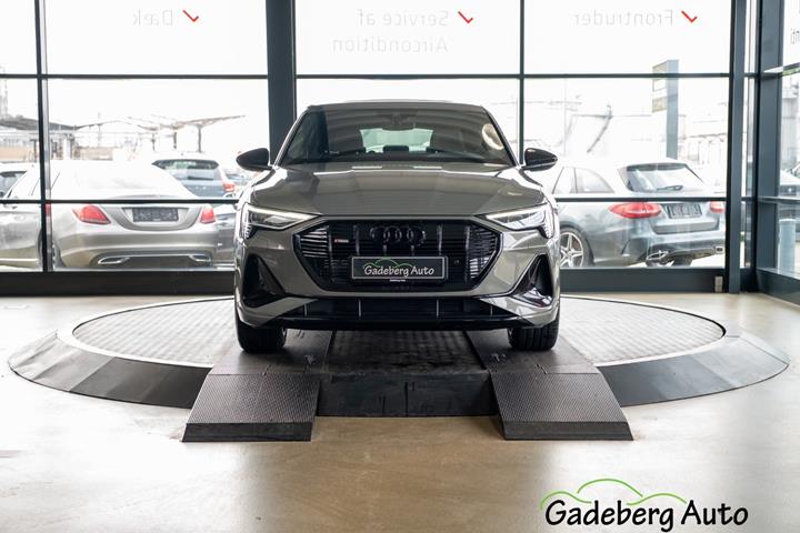 Grå Audi e-tron fra 2022