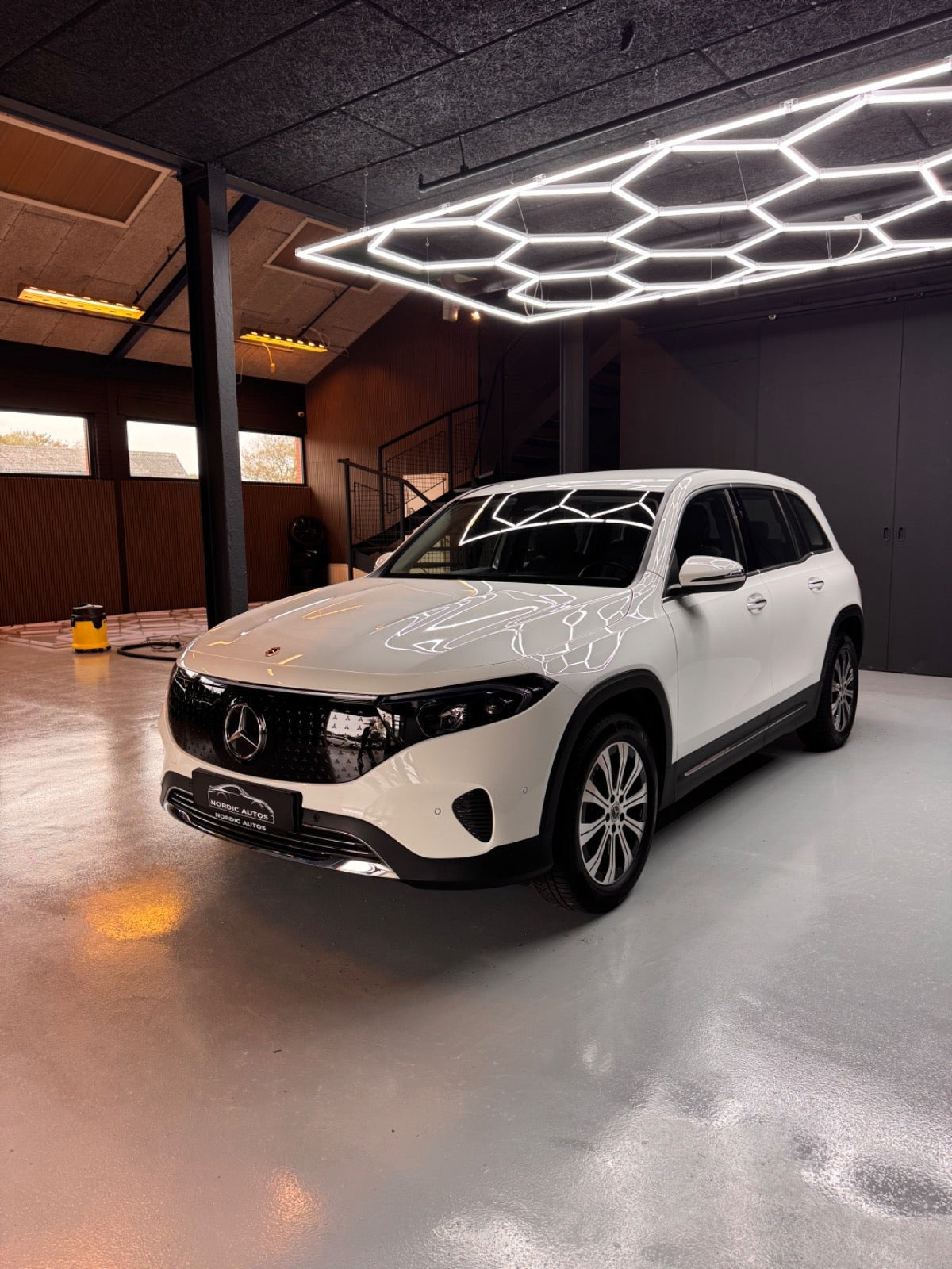 Hvid Mercedes EQB250+ fra 2025
