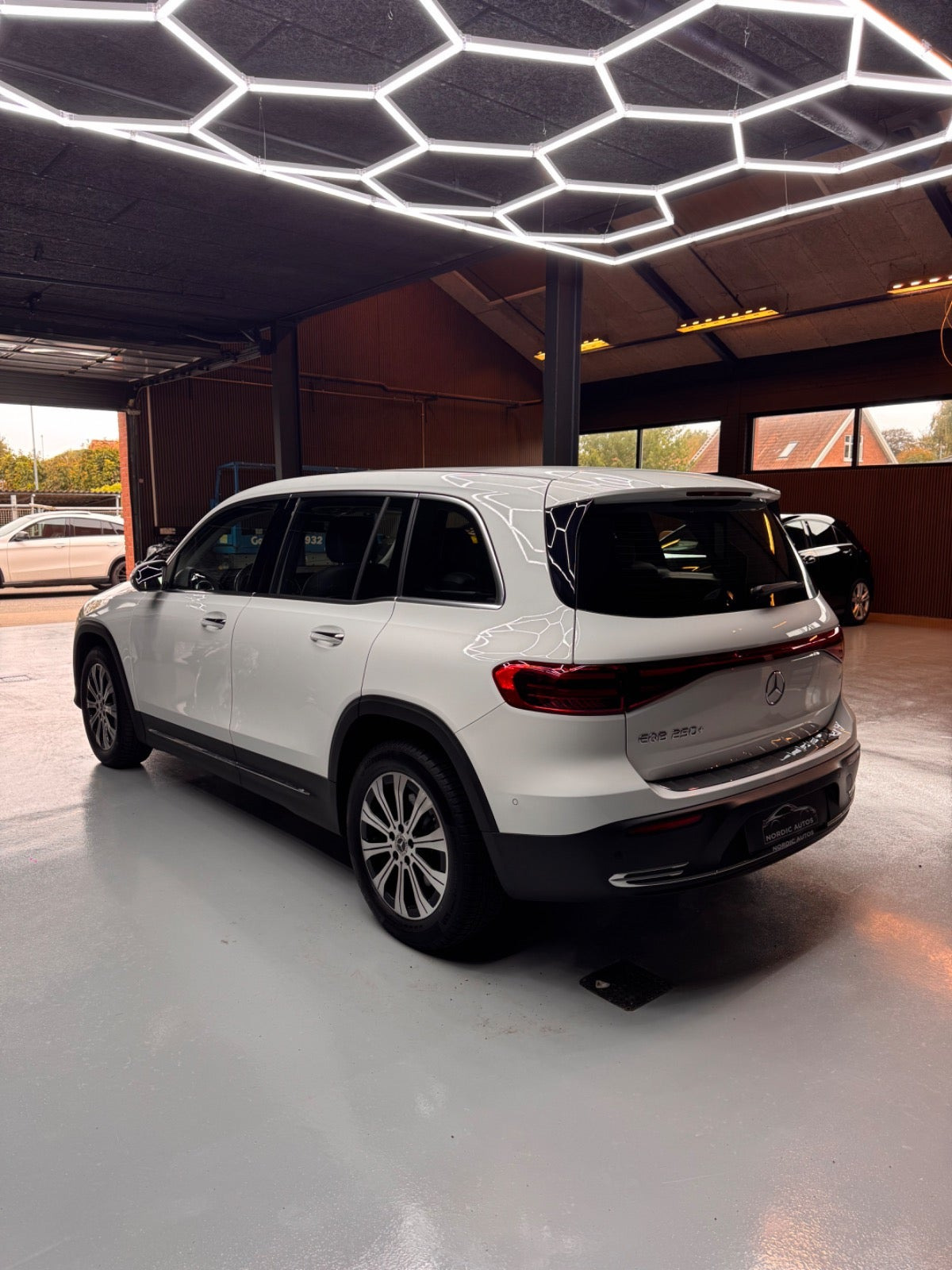 Hvid Mercedes EQB250+ fra 2025