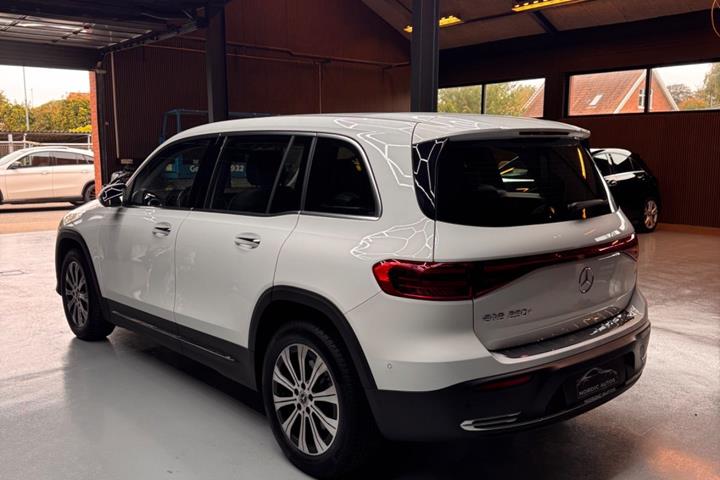 Hvid Mercedes EQB250+ fra 2025