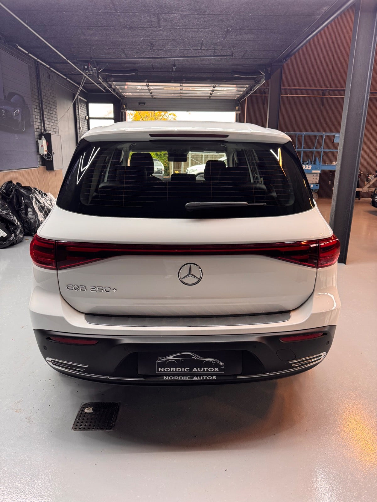 Hvid Mercedes EQB250+ fra 2025