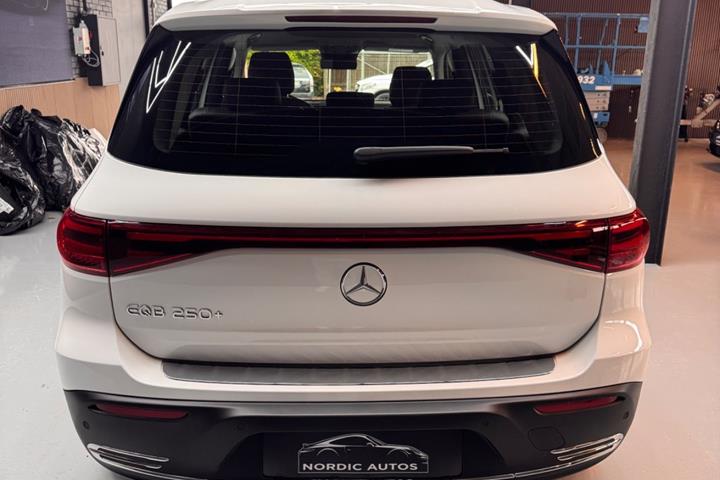 Hvid Mercedes EQB250+ fra 2025