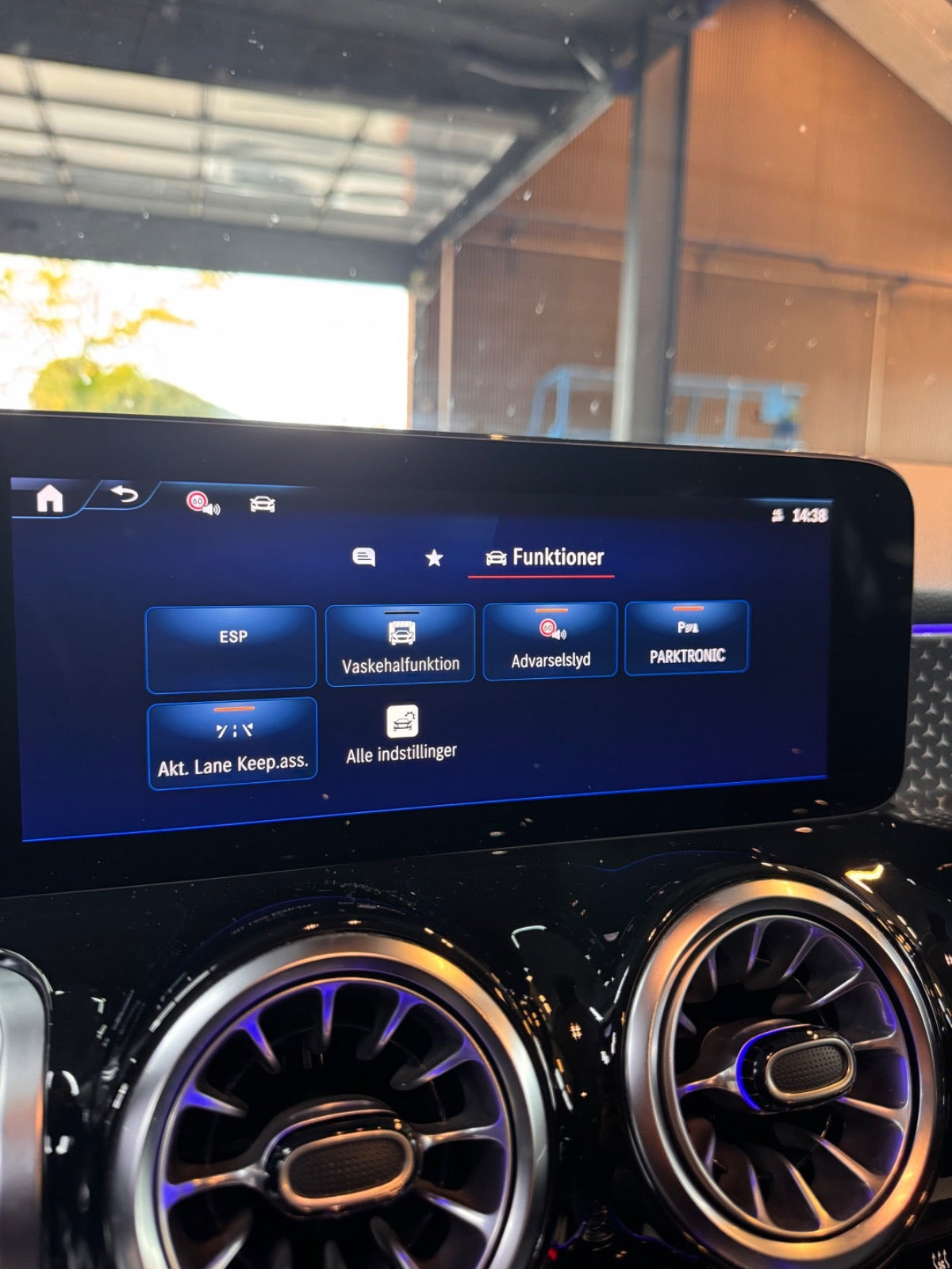 Hvid Mercedes EQB250+ fra 2025
