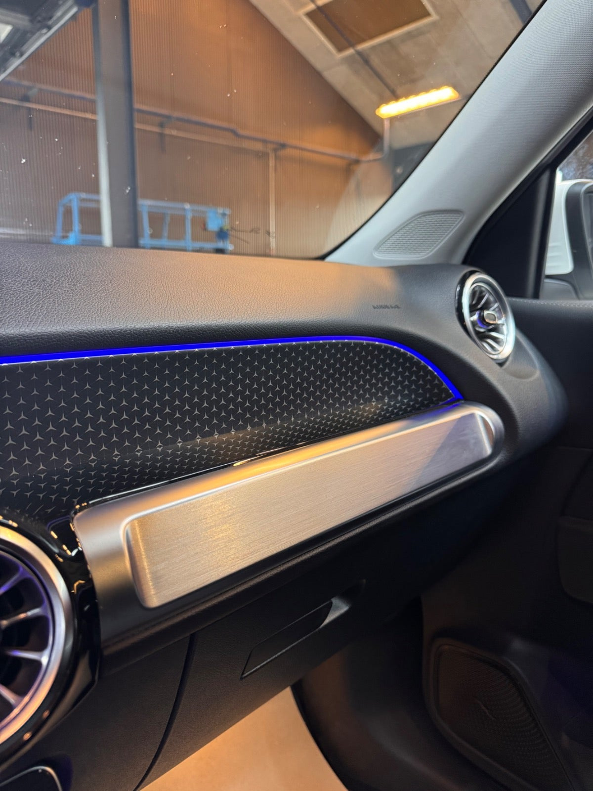 Hvid Mercedes EQB250+ fra 2025