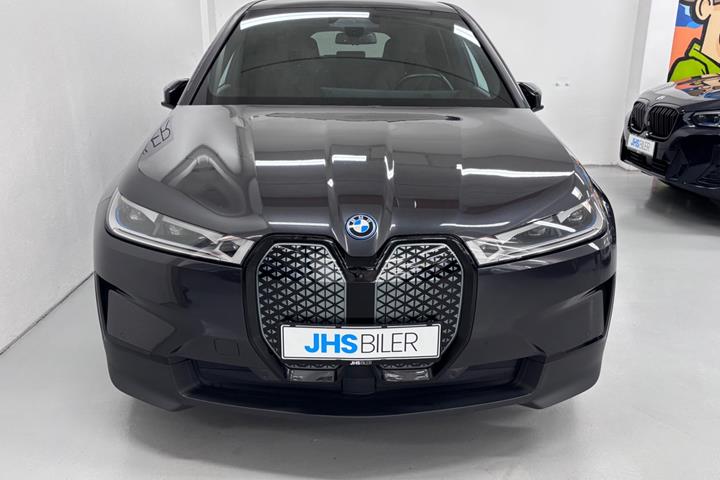 Grå BMW iX fra 2022