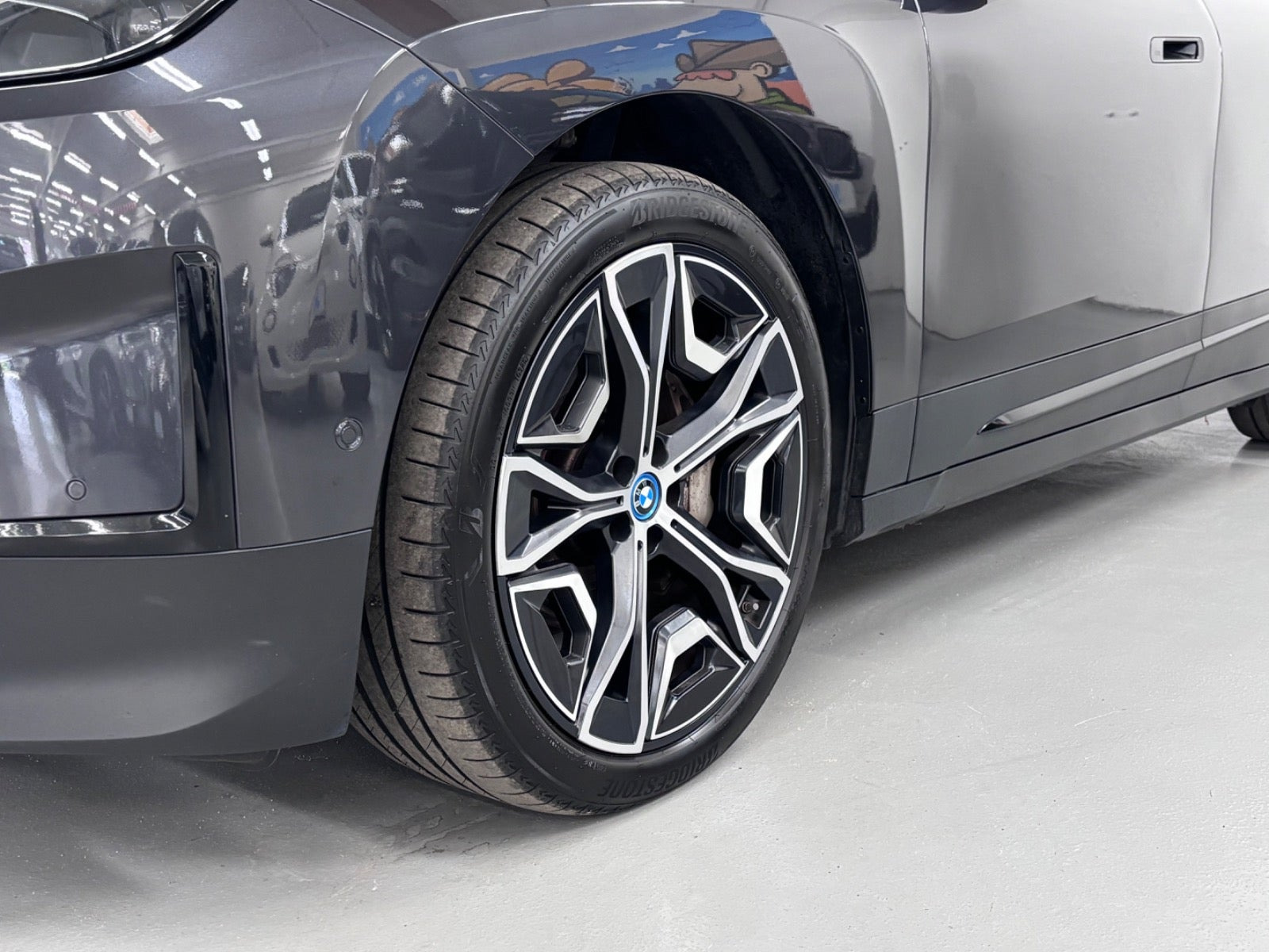 Grå BMW iX fra 2022