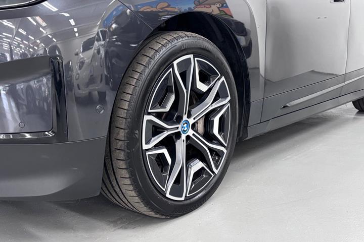 Grå BMW iX fra 2022