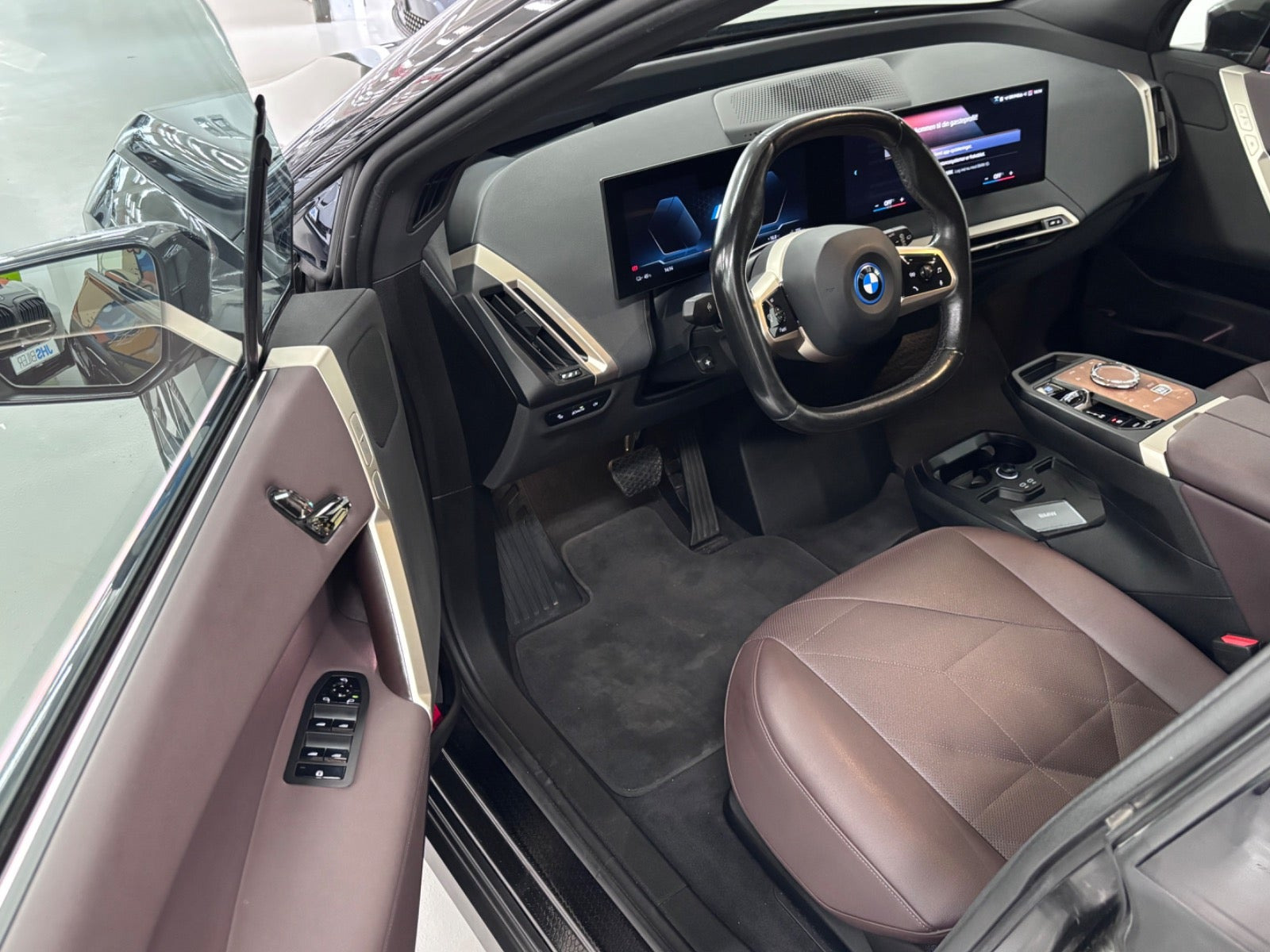 Grå BMW iX fra 2022