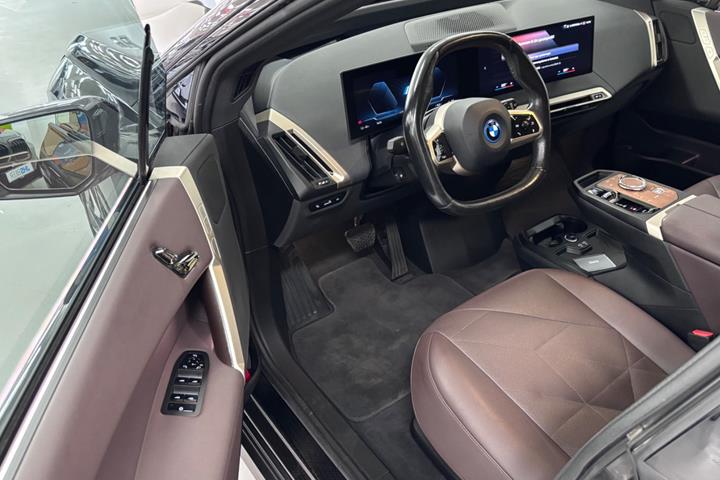 Grå BMW iX fra 2022