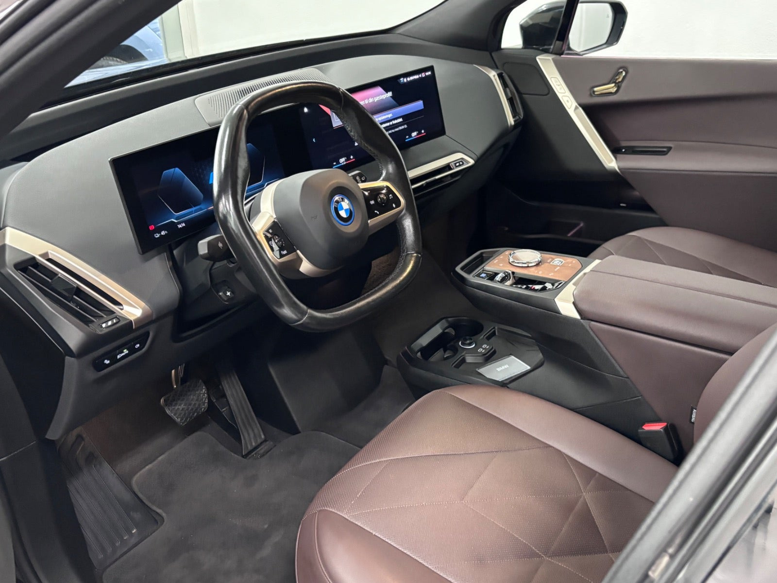 Grå BMW iX fra 2022
