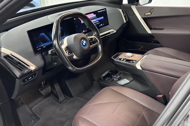 Grå BMW iX fra 2022