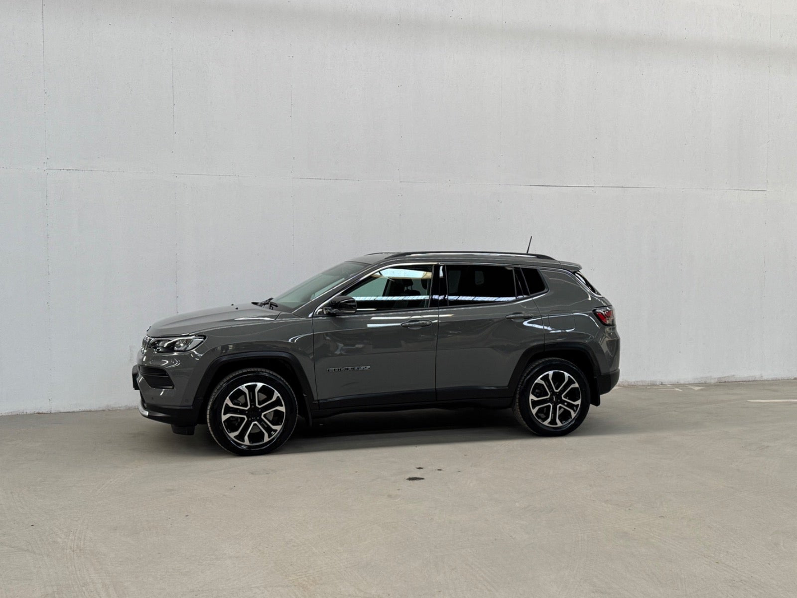 Grå Jeep Compass fra 2021