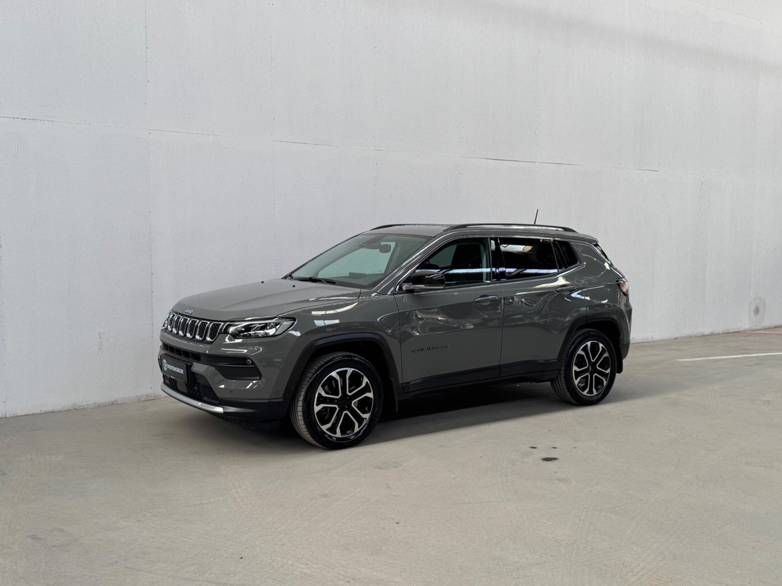 Grå Jeep Compass fra 2021