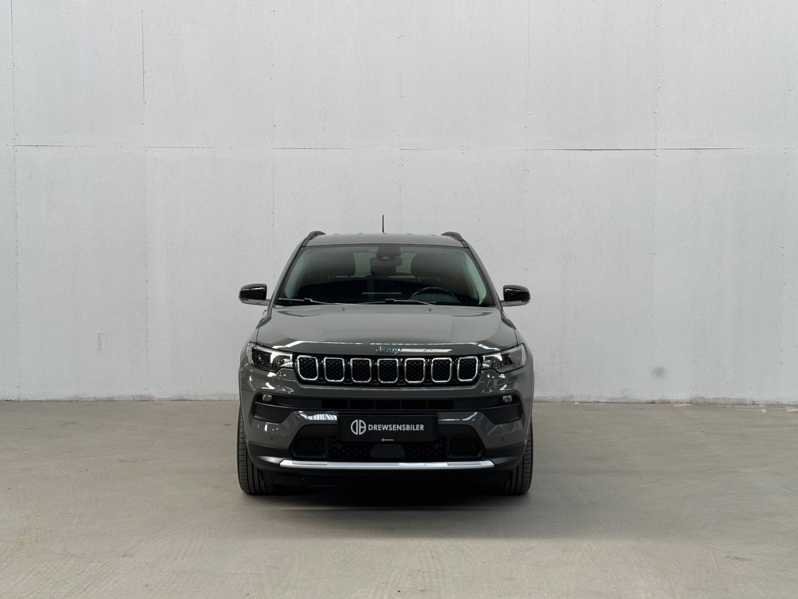 Grå Jeep Compass fra 2021