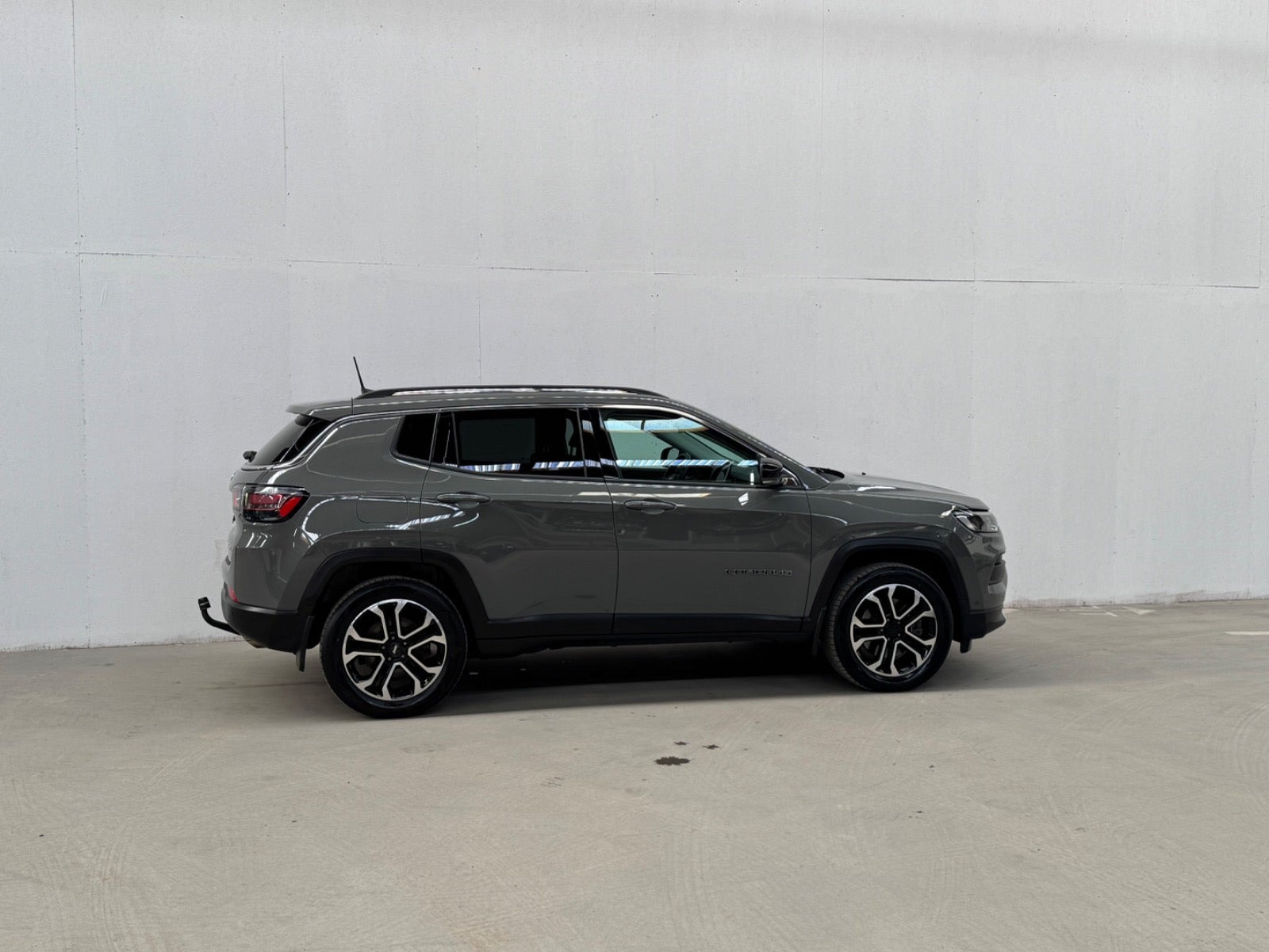 Grå Jeep Compass fra 2021