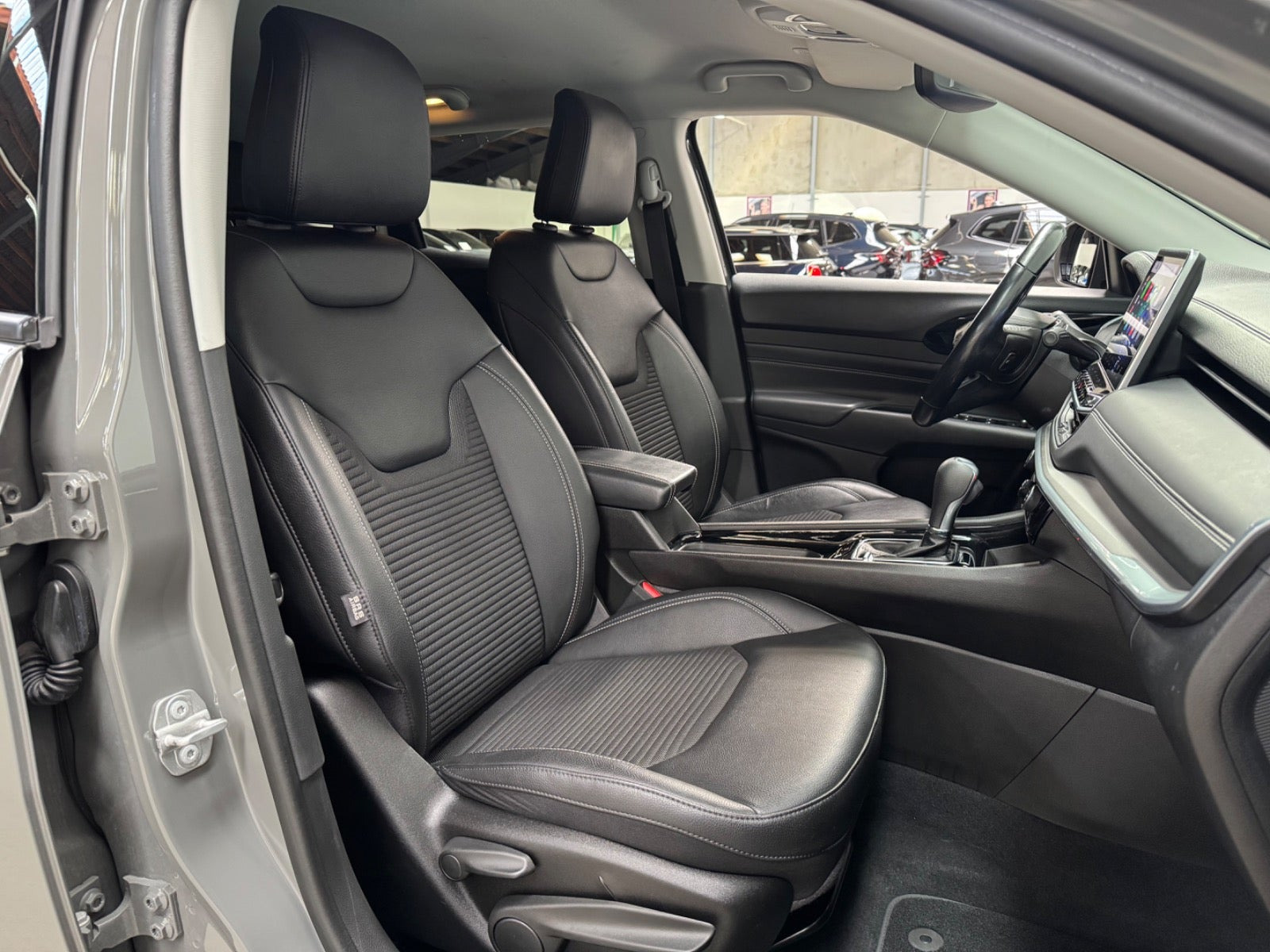 Grå Jeep Compass fra 2021