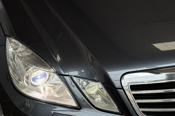 Grå Mercedes E250 fra 2011