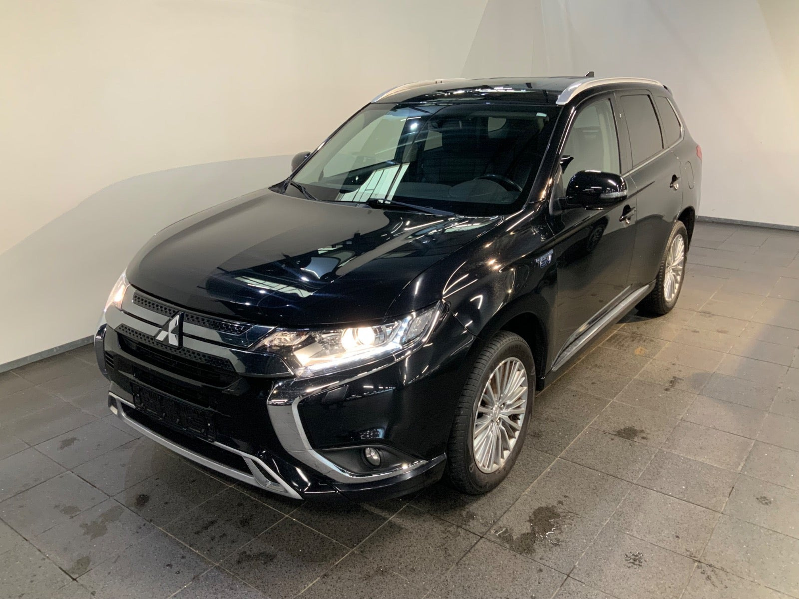 Mitsubishi Outlander 2,4 PHEV Inform+ CVT 4WD