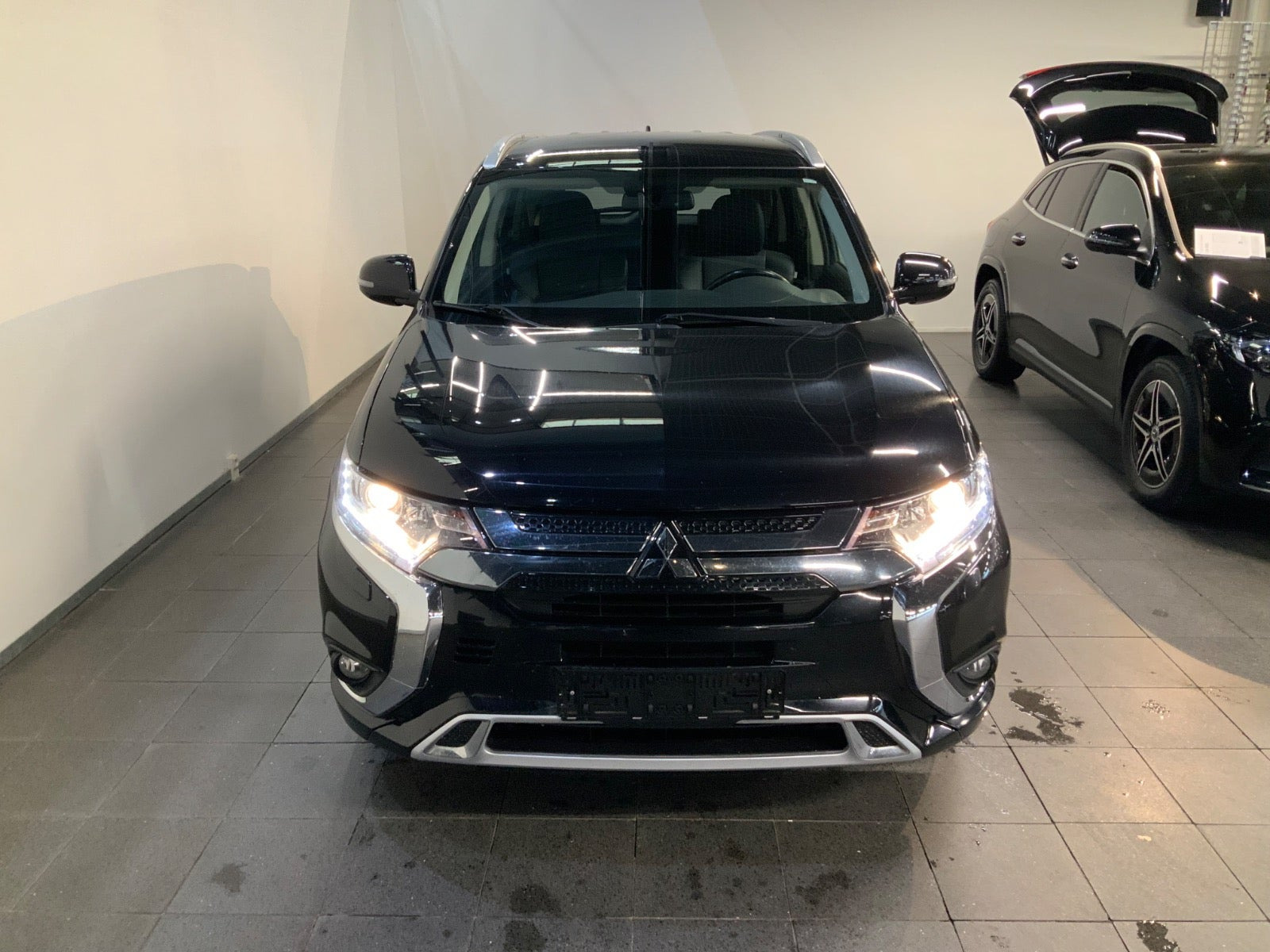Sort Mitsubishi Outlander fra 2020