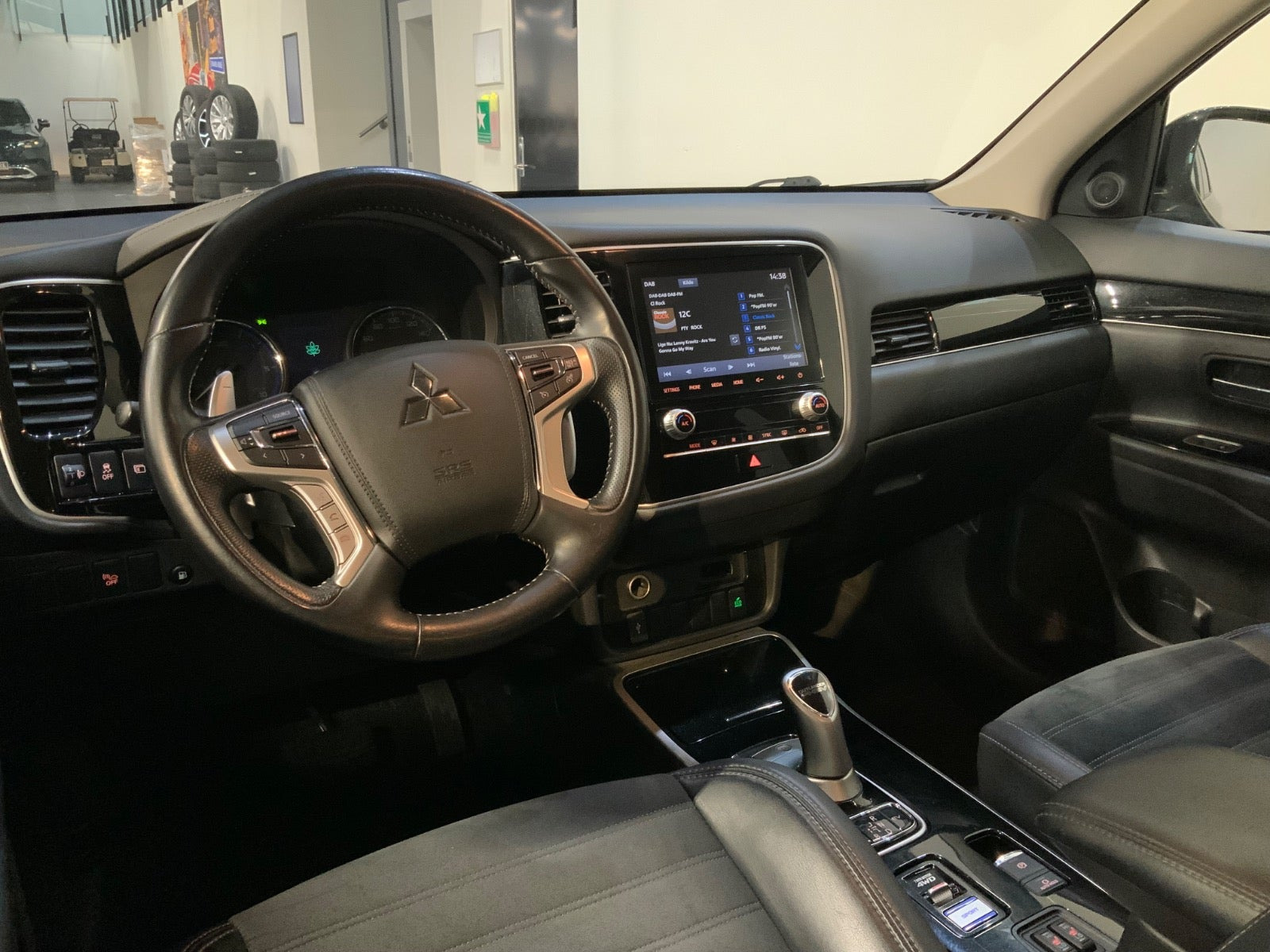Sort Mitsubishi Outlander fra 2020