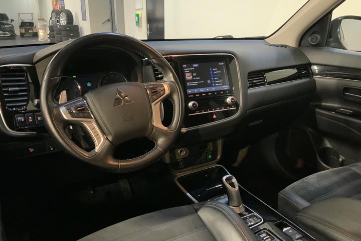 Sort Mitsubishi Outlander fra 2020