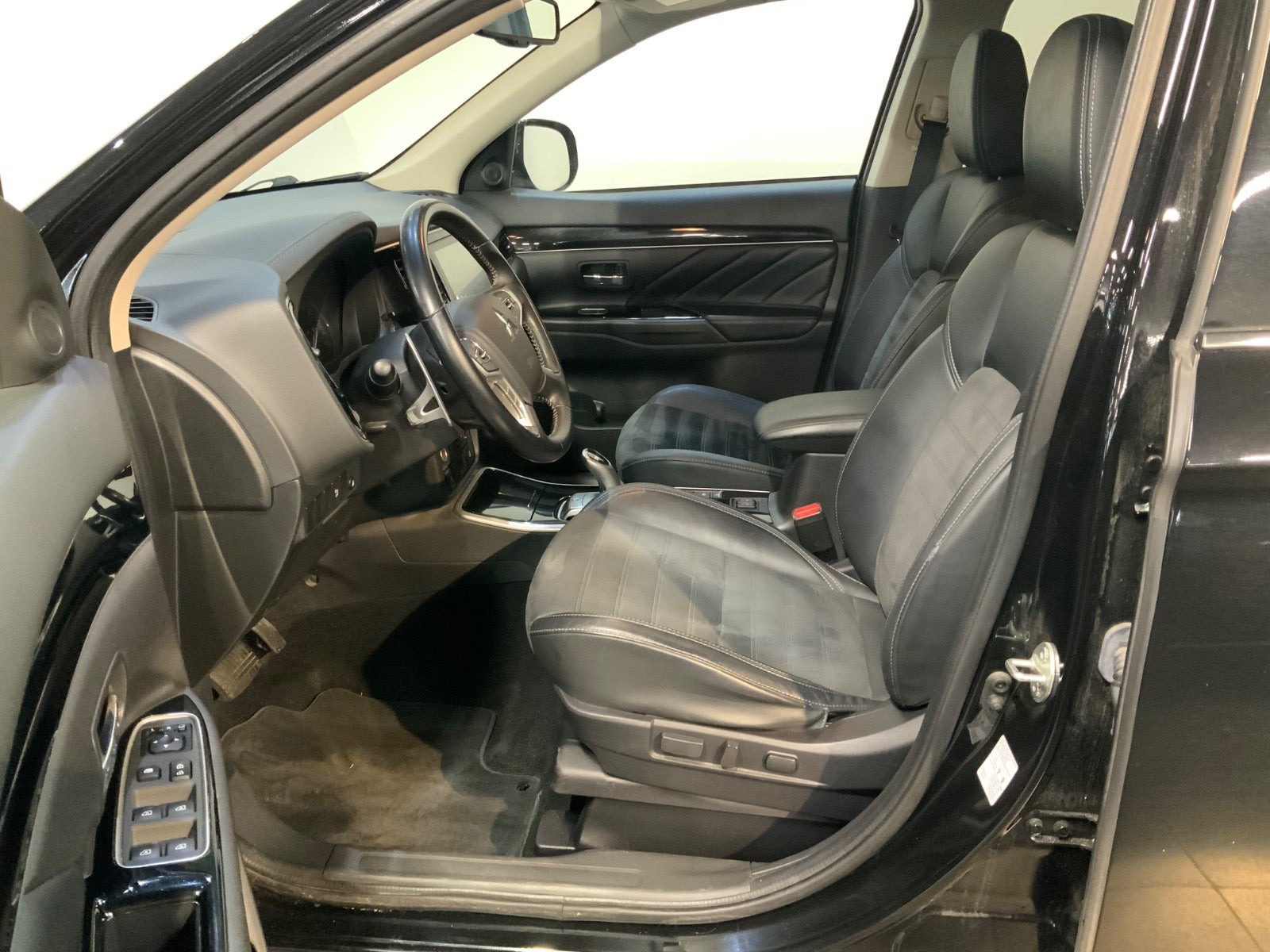 Sort Mitsubishi Outlander fra 2020