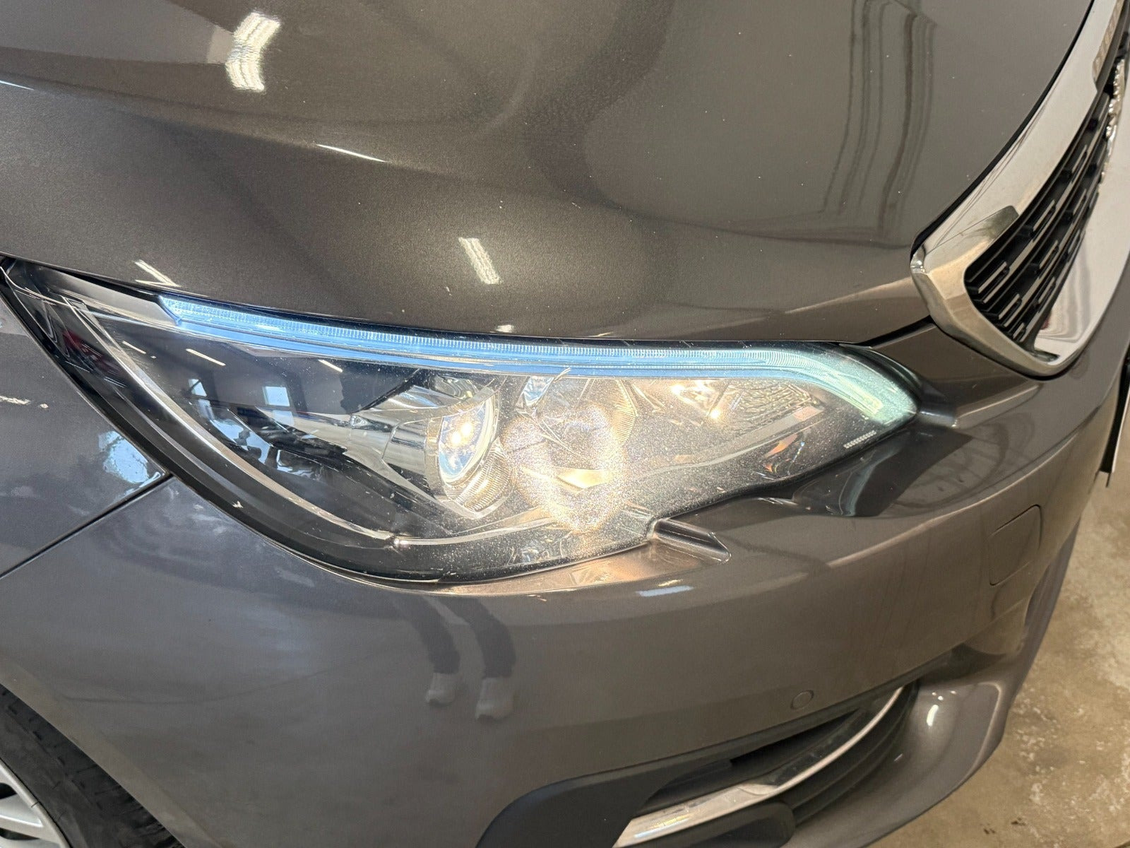 Grå Peugeot 308 fra 2021