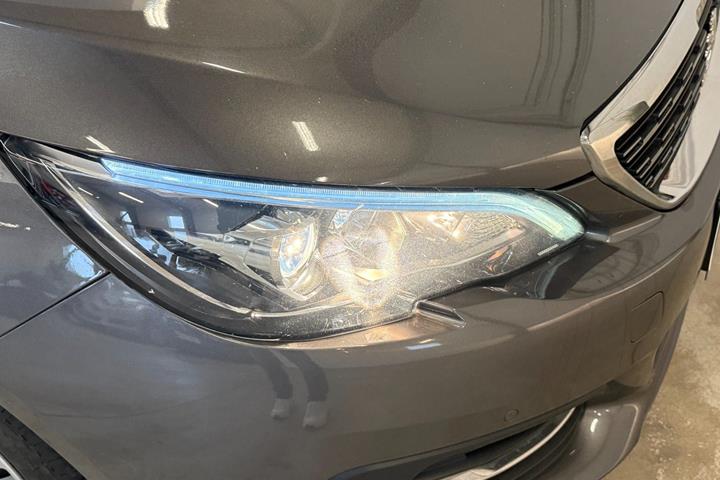 Grå Peugeot 308 fra 2021