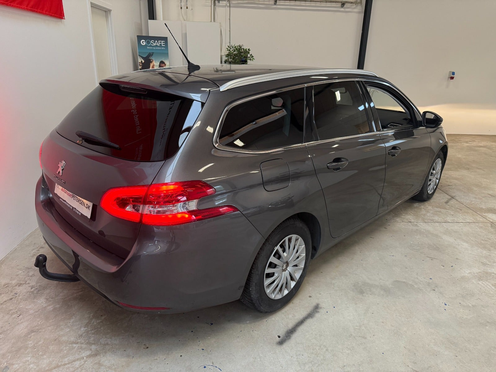 Grå Peugeot 308 fra 2021