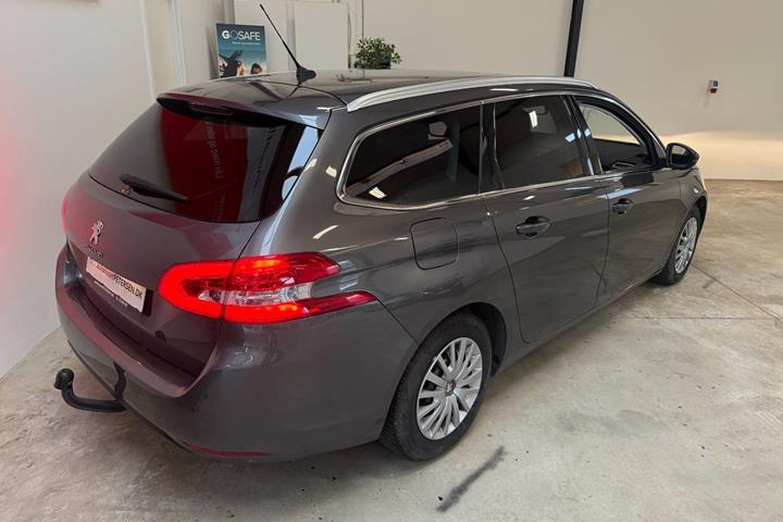 Grå Peugeot 308 fra 2021
