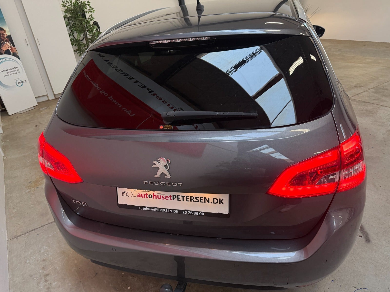 Grå Peugeot 308 fra 2021