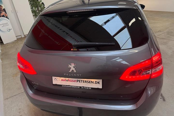 Grå Peugeot 308 fra 2021