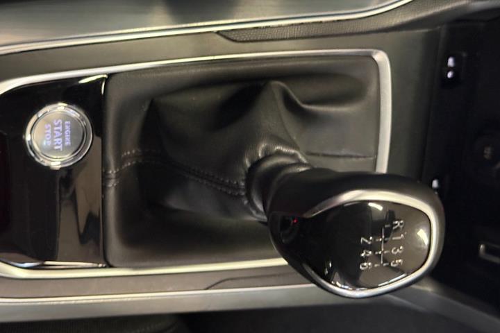 Grå Peugeot 308 fra 2021