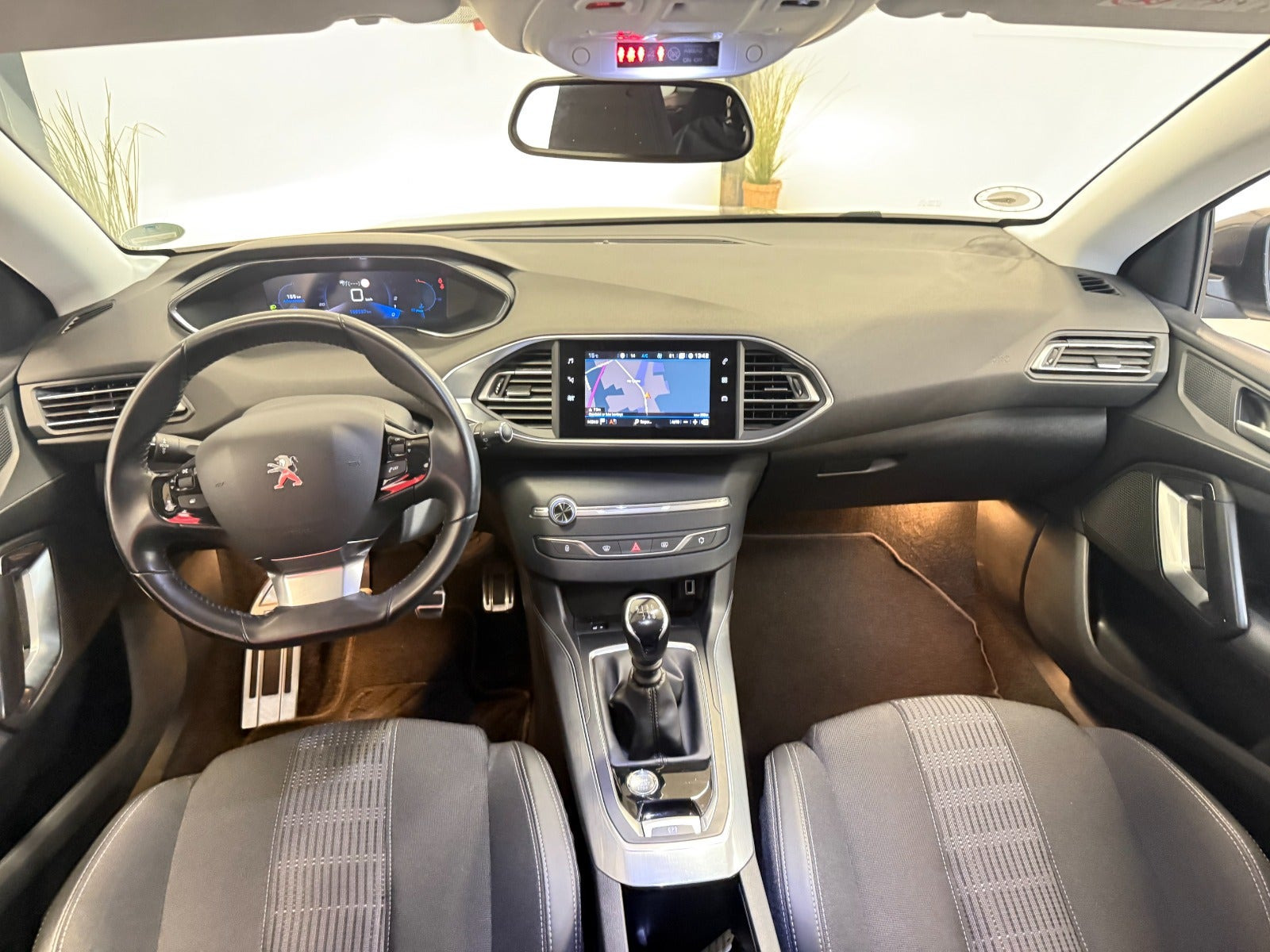 Grå Peugeot 308 fra 2021