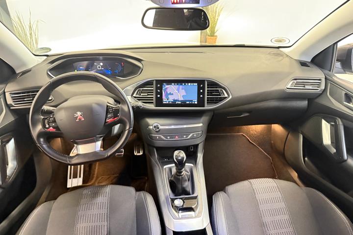 Grå Peugeot 308 fra 2021